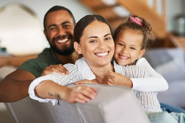 Adoramos nossos dias aconchegantes em casa. Retrato de uma família feliz relaxando juntos em casa. — Fotografia de Stock