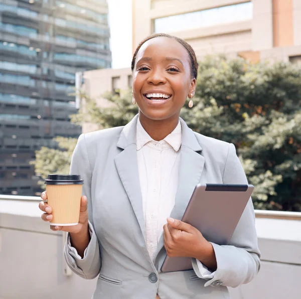 Ich bin bereit, große Geschäfte zu machen. Aufnahme einer jungen Geschäftsfrau mit einem digitalen Tablet. — Stockfoto