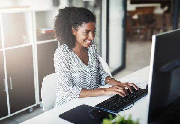 Ze is altijd een toegewijde werkster geweest. Foto van een jonge zakenvrouw werkend op een computer in een kantoor. — Stockfoto