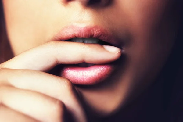 Její krása je přirozená. Dav záběr ženských úst v ateliéru. — Stock fotografie