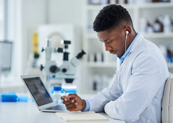 Forschung ist nicht zu ersetzen. Schnappschuss eines fokussierten jungen Wissenschaftlers, der an seinem Laptop arbeitet, während er in einem Labor sitzt. — Stockfoto