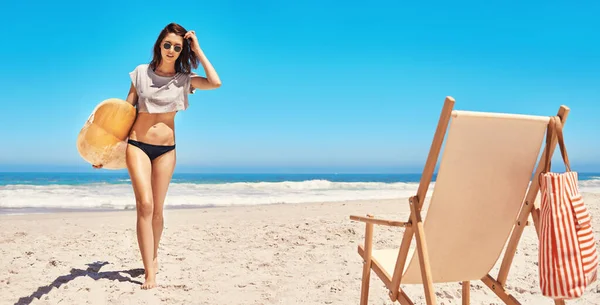 Aproveitando ao máximo o verão. Foto retrovisor de uma jovem mulher sexy andando de volta do oceano com sua prancha de surf. — Fotografia de Stock