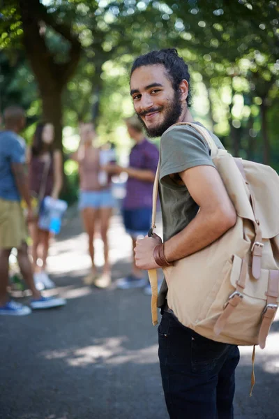 É a vida estudantil para mim. Retrato de um jovem bonito no campus. — Fotografia de Stock