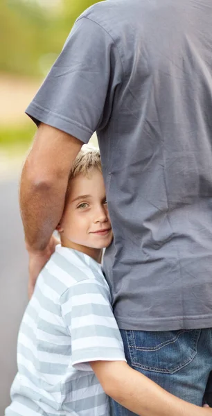 Daddys Junge. Aufnahme eines Vaters und seines Sohnes, die Zeit miteinander verbringen. — Stockfoto