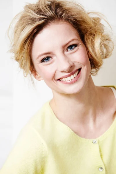 Ik geef je haar beste glimlach. Portret van een aantrekkelijke en stijlvolle jonge vrouw die poseert in de studio. — Stockfoto