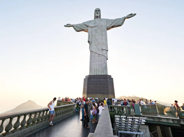 Temor y esplendor. Un grupo de turistas en el camino para ver la estatua, Cristo Redentor en Río. —  Fotos de Stock