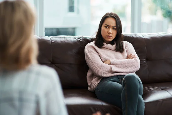 Terapi är inte för alla. Skjuten av en ung kvinna som har ett terapeutiskt möte med en psykolog. — Stockfoto