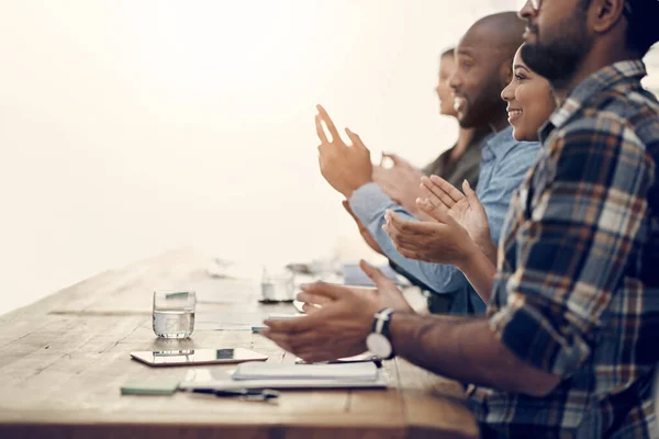 Altre buone notizie. Foto di un gruppo di giovani imprenditori che applaudono durante un incontro in un ufficio moderno. — Foto Stock