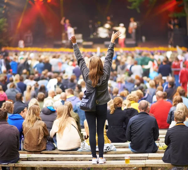 Hádej, kdo je její oblíbená kapela.... Rear-view záběr davu na venkovní hudební festival se zaměřením na ženský fanouškovský jásot. — Stock fotografie