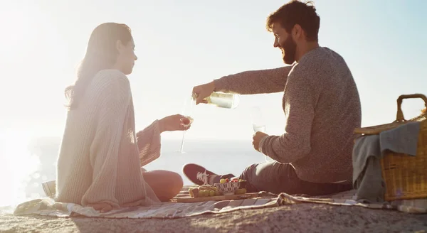 Mükemmel bir randevu var. Sahilde piknik yapan genç bir çiftin dikiz görüntüsü.. — Stok fotoğraf