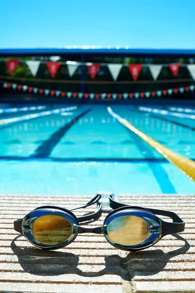 Equipamento de natação. Closeup tiro de óculos na beira da piscina. — Fotografia de Stock