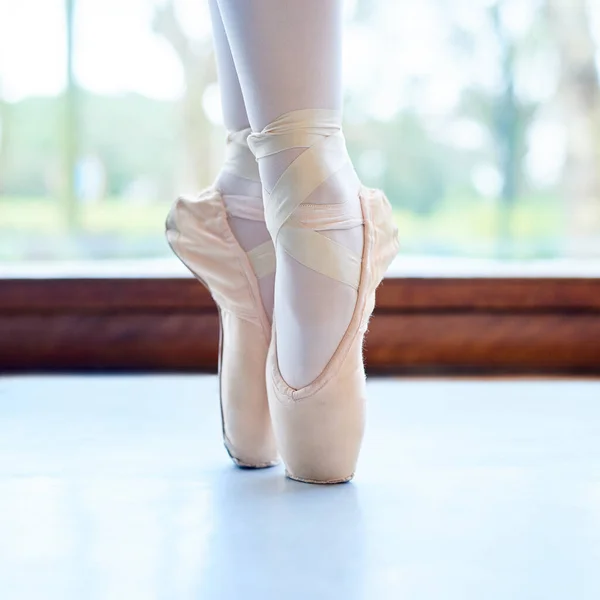 Ballerina 's dragen onzichtbare hoge hakken. Gesneden opname van een balletdanser die op tenen staat. — Stockfoto