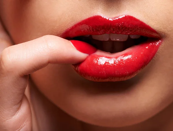 O desejo vem em vermelho. Tiro cortado de uma mulher pressionando o dedo contra o lábio. — Fotografia de Stock