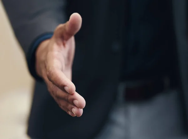 Välkommen. Beskuren bild av en oigenkännlig affärsman som sträcker armen mot kameran för ett handslag. — Stockfoto