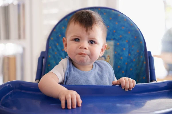 妈妈，我可以有秒。男婴坐在高椅子上的画像. — 图库照片