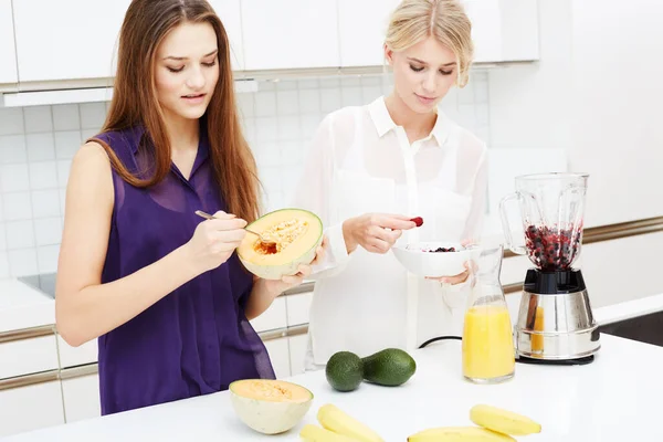 Gemeinsam gesund sein. Zwei Freunde, die gemeinsam in der Küche für Gesundheit sorgen. — Stockfoto