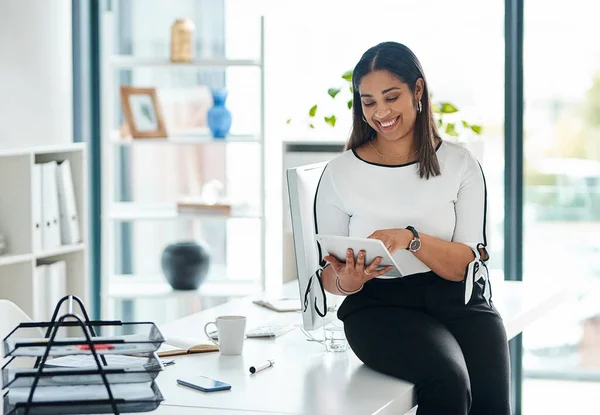 A fazer negócios com apenas alguns toques. Tiro de uma jovem empresária usando um tablet digital em um escritório. — Fotografia de Stock
