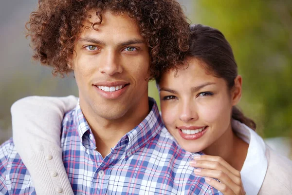 Wir unterstützen uns gegenseitig. Aufnahme eines glücklichen jungen Paares, das zusammen einen Tag im Freien verbringt. — Stockfoto