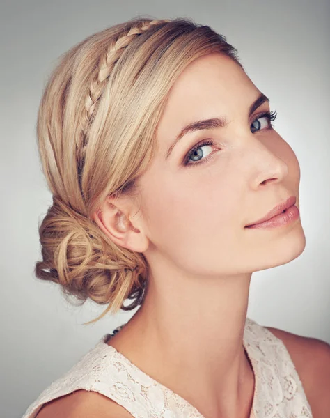 매력적 이야. 아름다운 젊은 여자의 머리와 어깨 사진. — 스톡 사진