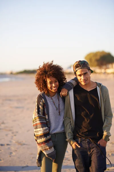 Das Lachen wird immer folgen. Aufnahme eines jungen Paares beim Spaziergang am Strand. — Stockfoto