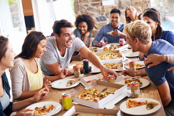 Scházíme se na pizzu. Vystřižený záběr skupiny přátel těší pizzu společně. — Stock fotografie