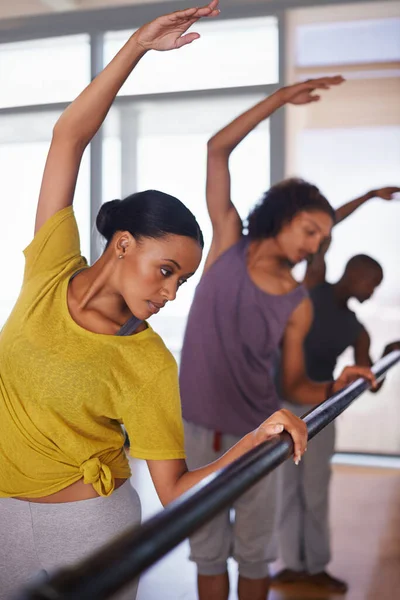 Amis et partenaires de danse. Tournage d'un groupe de personnes pratiquant dans un studio de danse. — Photo