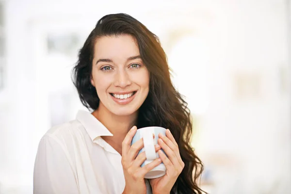 Desfrutando de uma alegria cuppa java. Retrato de uma jovem feliz desfrutando de uma xícara de café. — Fotografia de Stock