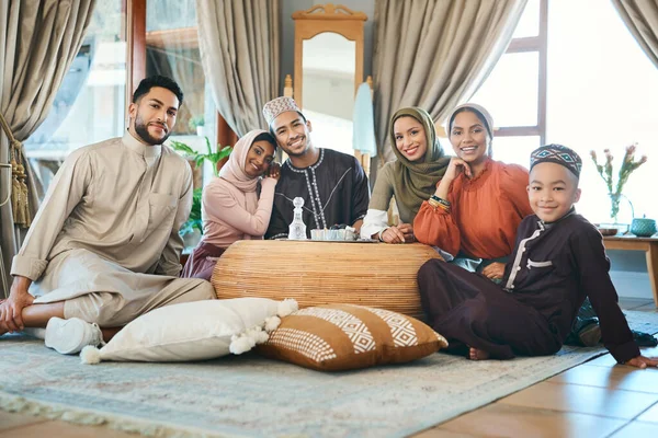 Estas são as pessoas pelas quais estou grato. Tiro de uma jovem família muçulmana relaxando juntos durante o ramadã. — Fotografia de Stock
