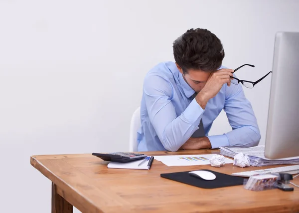 Tan cansado... Cortado tiro de un joven hombre de negocios de aspecto cansado sentado en su oficina. — Foto de Stock