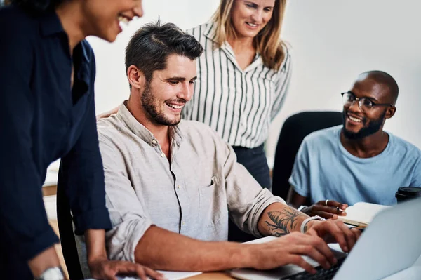 Hem aan het werk zien is een show op zich. Gesneden schot van een aantrekkelijke zakenvrouw het helpen van een vrouwelijke collega in het kantoor. — Stockfoto