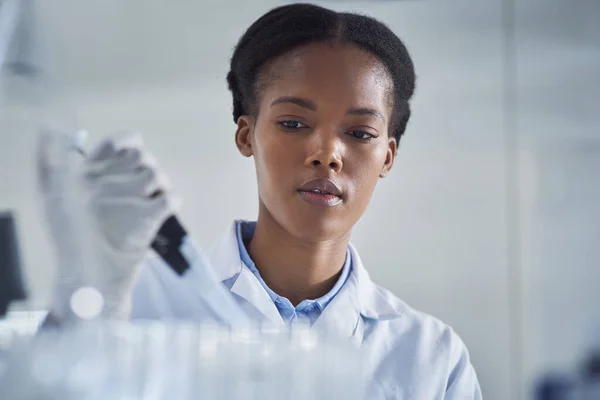 Sicherzustellen, dass die Kur dem Standard entspricht. Aufnahme eines jungen Wissenschaftlers, der in einem Labor arbeitet. — Stockfoto