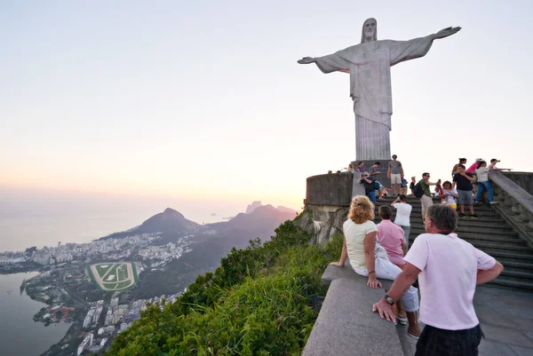 Inspiración. Un grupo de turistas en el camino para ver la estatua, Cristo Redentor en Río. — Foto de Stock
