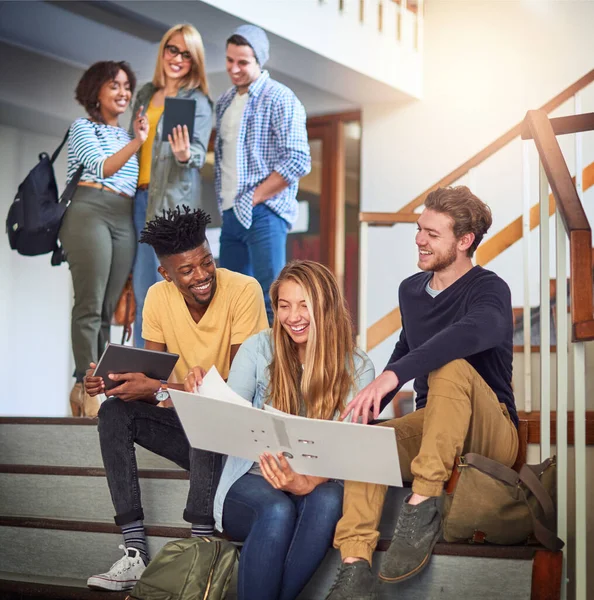 Lasst uns gemeinsam vorankommen. Aufnahme einer Gruppe von Universitätsstudenten, die gemeinsam auf der Treppe am Campus arbeiten. — Stockfoto