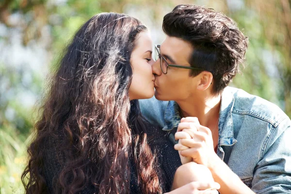 Samimi bir öpücüğü paylaşmak. Dışarıda romantik bir öpücük paylaşan sevimli genç bir çift.. — Stok fotoğraf