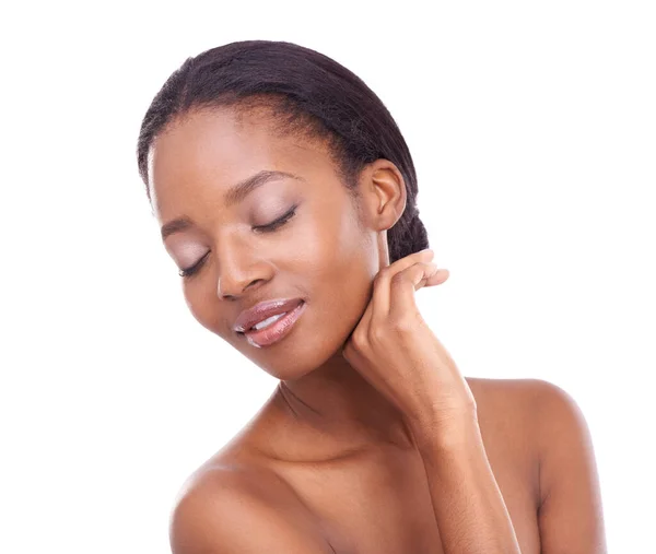 Hautpflege ist die Grundlage aller Schönheit. Studioaufnahme einer schönen jungen Frau, die ihre Haut berührt. — Stockfoto