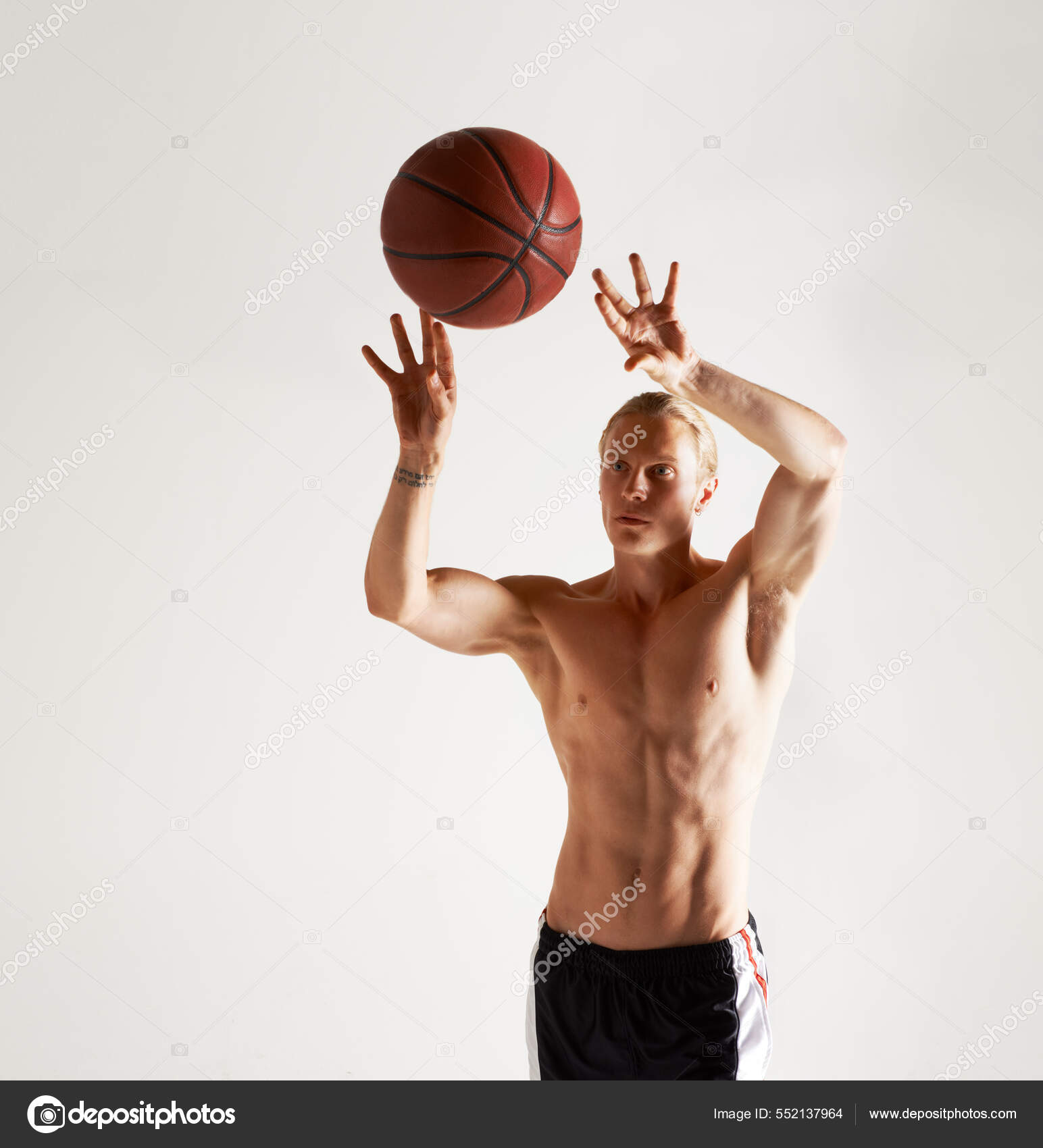 3 번 발사. 농구공던지는 잘생긴 청년. — 스톡 사진 © PeopleImages.com #552137964, image size:1544x1700