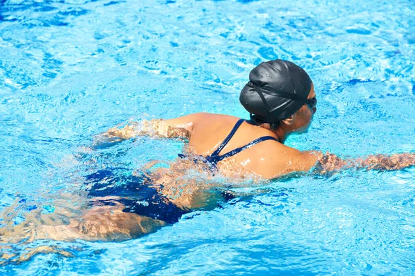 Levando-a a sério. Feminino nadador fazendo o seu caminho através de um golpe piscina por acidente vascular cerebral. — Fotografia de Stock