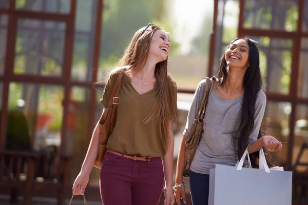 C'est un grand jour pour faire du shopping. Deux jolies jeunes femmes avec leurs sacs à provisions après une journée de thérapie au détail. — Photo