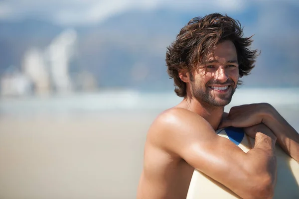 So glücklich, am Strand zu sein. Zugeschnittenes Bild eines jungen Mannes von der Brust aufwärts. — Stockfoto