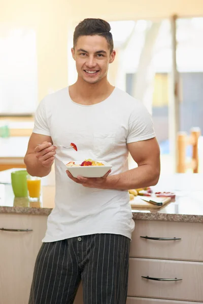 Tome um café da manhã que irá beneficiá-lo durante todo o dia. Tiro cortado de um jovem comendo uma salada de frutas. — Fotografia de Stock