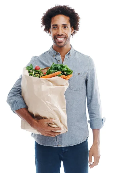 Szerves leszek. Egy jóképű fekete férfi, aki élelmiszert tart a kezében.. — Stock Fotó
