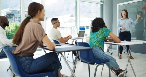 Negociação de tempo perdido. Tiro de alunos em sala de aula tendo uma discussão com o professor na universidade. — Fotografia de Stock