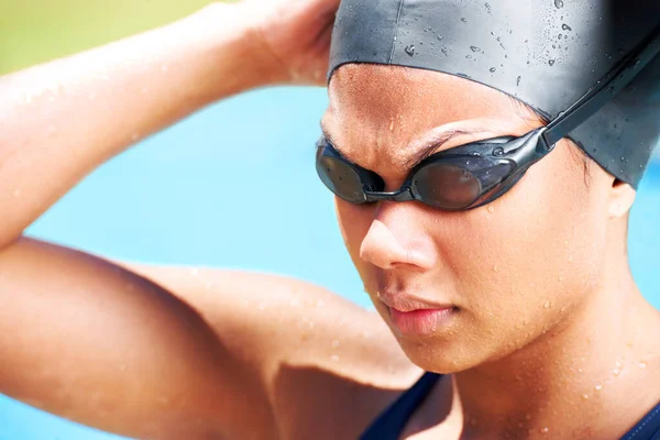 Encontrar o foco e sentir-se determinada. Jovem nadadora determinada olhando para longe - close-up. — Fotografia de Stock