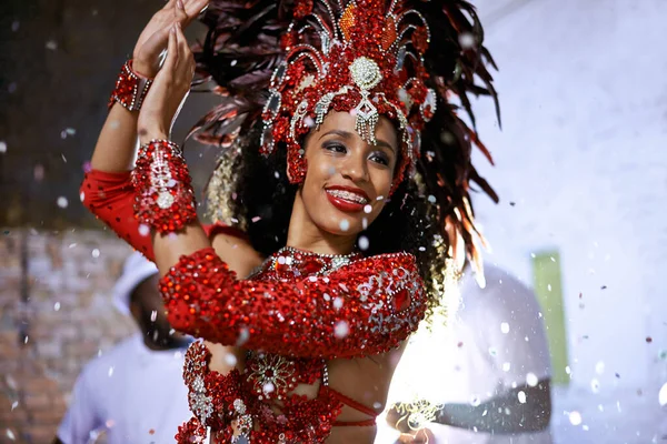 Fira med stil. Beskär skott av en attraktiv etnisk kvinna bär traditionella Mardi Gras slitage. — Stockfoto