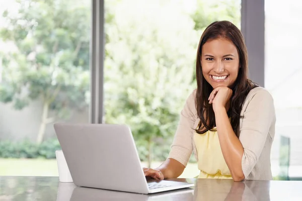 Remek visszajelzéseket kapok a blogjáról. Egy fiatal nő dolgozik a laptopján otthon.. — Stock Fotó