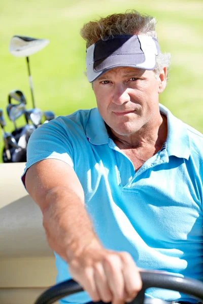다른 명사수에게 가는 길이야. 골프 카트를 운전하는 행복 한 성숙 한 골프 선수. — 스톡 사진