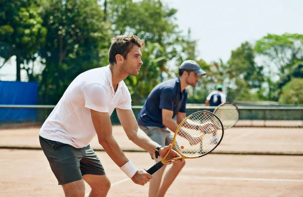 二重のトラブルだ。2人のテニス選手のショット。同じチームがボールを待っています. — ストック写真