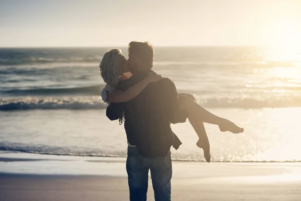 J'ai attendu quelqu'un comme toi toute ma vie. Tourné d'un couple amoureux partageant un baiser tout en passant du temps à la plage. — Photo