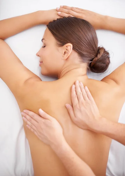 Das ist Glückseligkeit.... Draufsicht einer schönen jungen Frau, die eine beruhigende Massage erhält. — Stockfoto