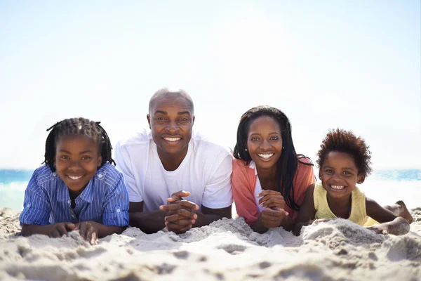 Allt står i kö för sommarskoj. En afrikansk-amerikansk familj som ligger i en kö på stranden. — Stockfoto